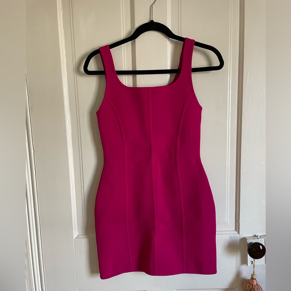 NWT! ARITZIA babaton sculpt knit seamed dress, granita pink rose granite, M